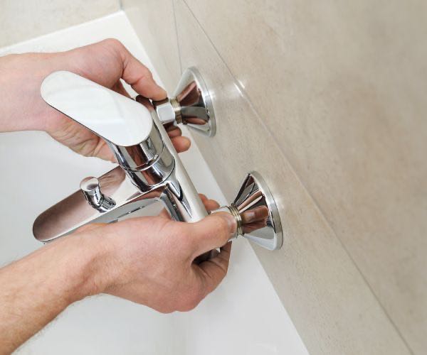 Installation einer modernen Dusch-Armatur durch Sanitärfachmann