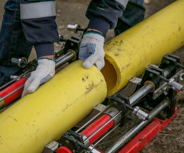 Reparatur einer beschädigten Wasserleitung durch geprüften Installateur